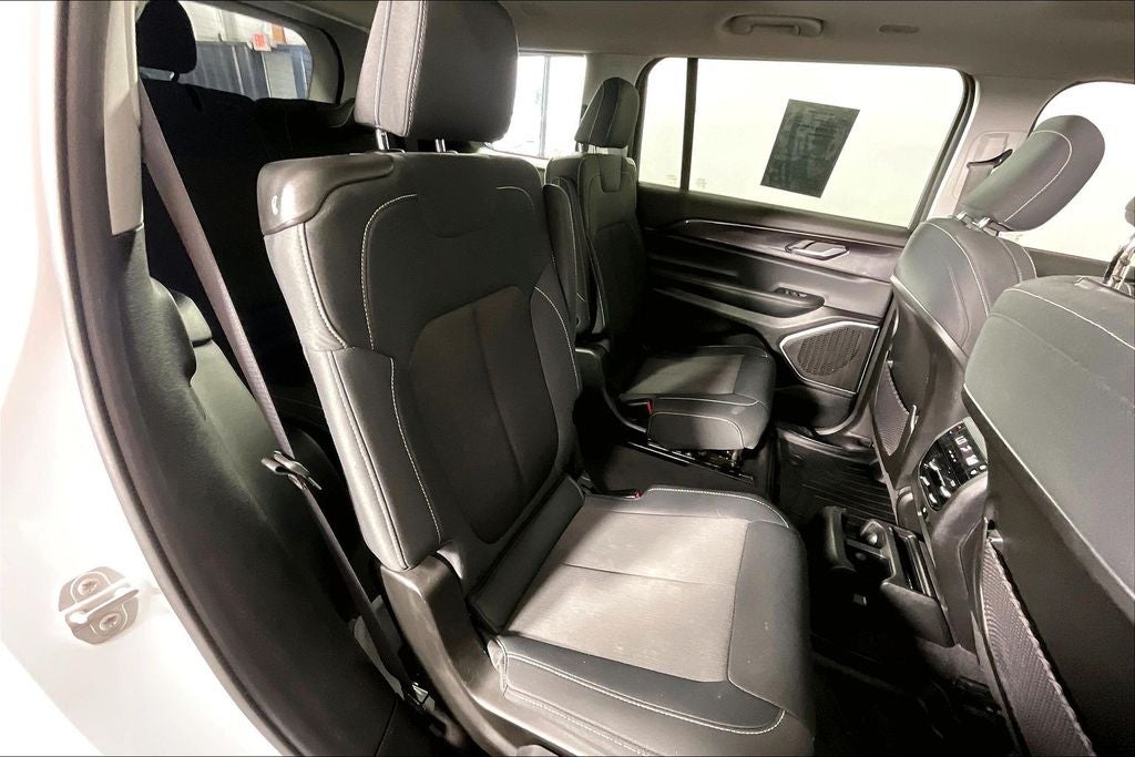2022 Jeep Grand Cherokee L Laredo