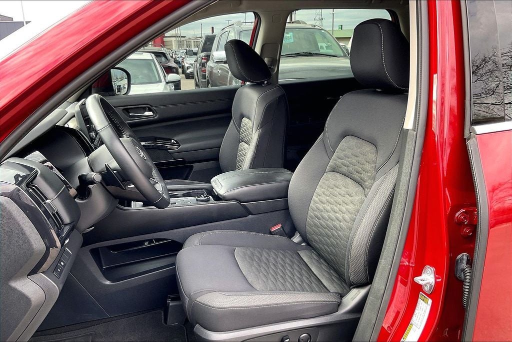 2022 Nissan Pathfinder SV