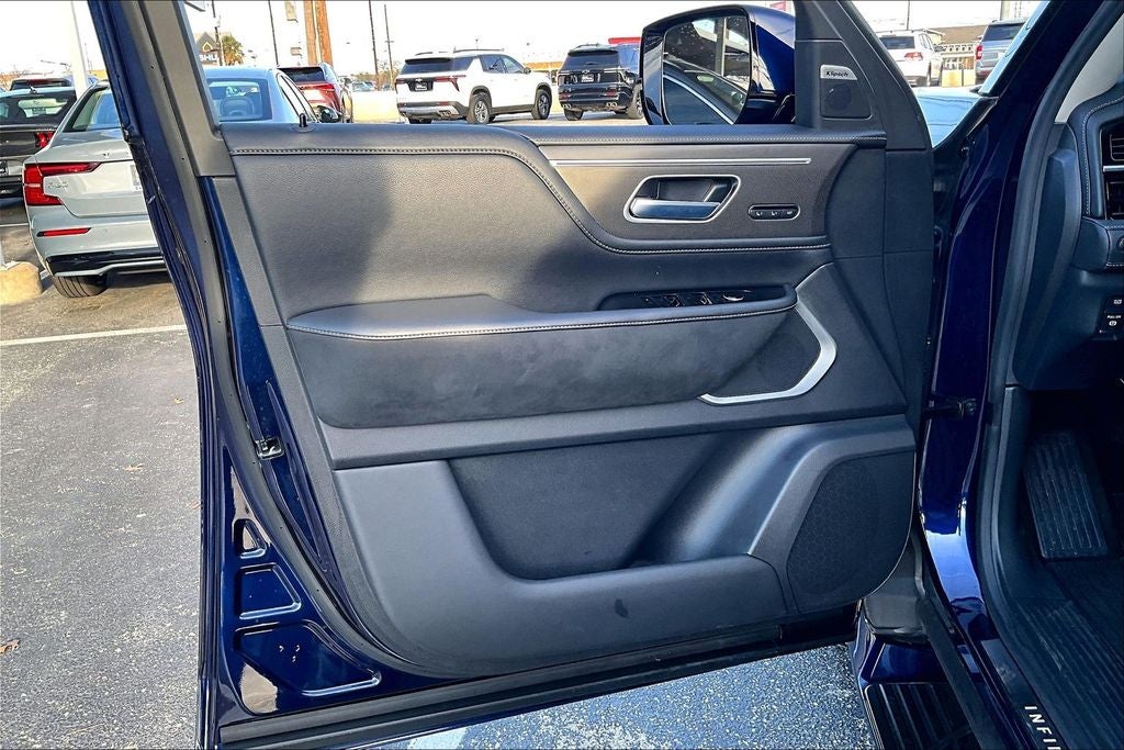 2025 INFINITI QX80 LUXE