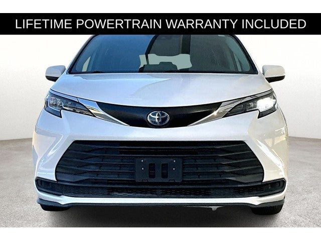 2022 Toyota Sienna LE 8 Passenger