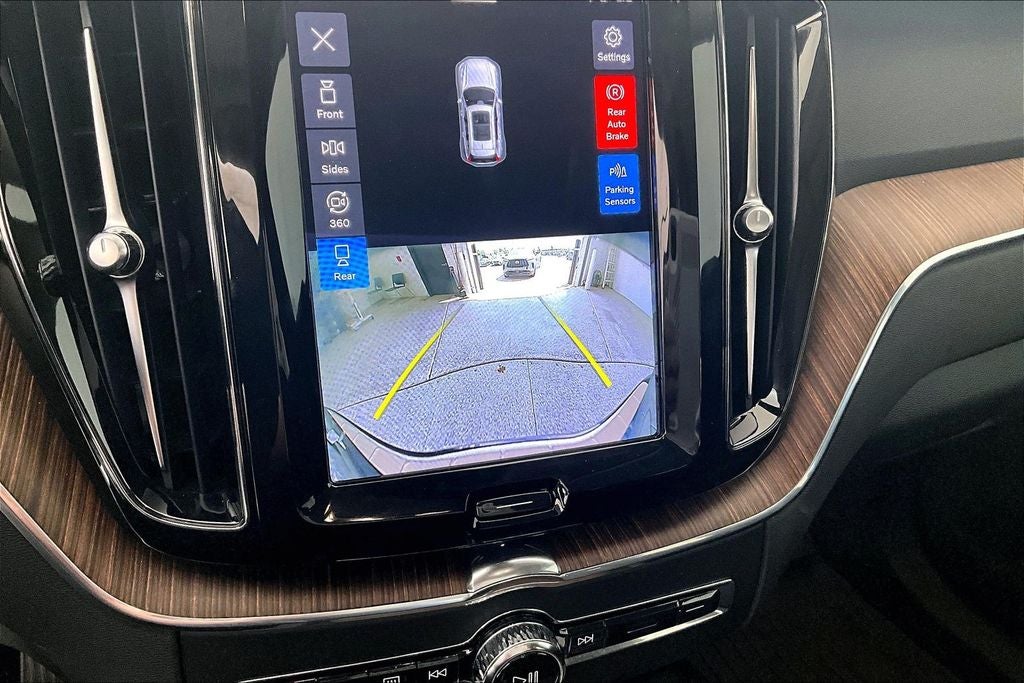 2023 Volvo XC60 B5 Plus Bright Theme