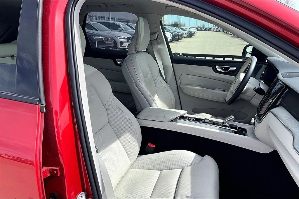 2024 Volvo XC60 B5 Ultimate Dark Theme