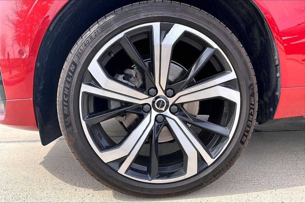 2024 Volvo XC60 B5 Ultimate Dark Theme