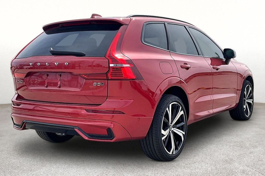 2024 Volvo XC60 B5 Ultimate Dark Theme