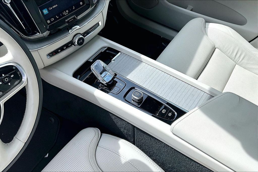 2024 Volvo XC60 B5 Ultimate Dark Theme