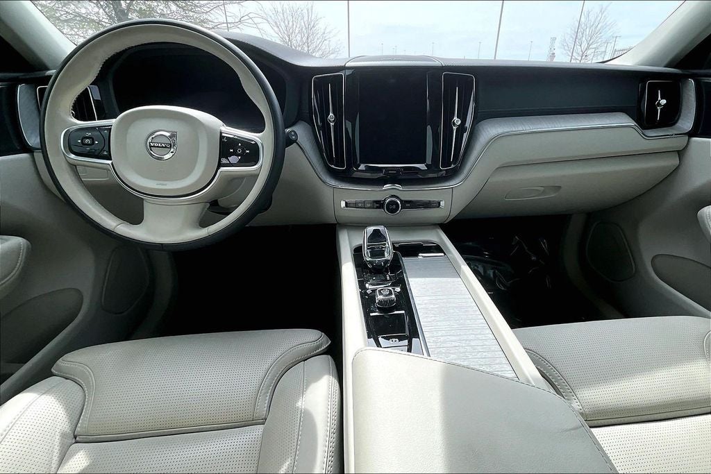 2024 Volvo XC60 B5 Ultimate Dark Theme