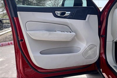 2024 Volvo XC60 B5 Ultimate Dark Theme