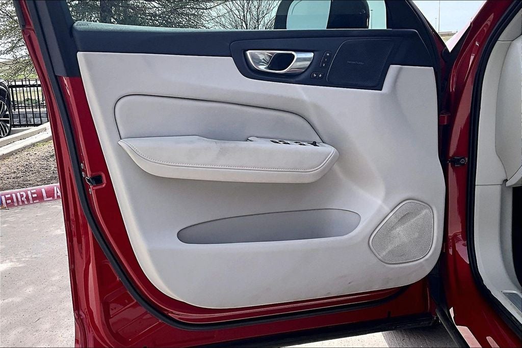 2024 Volvo XC60 B5 Ultimate Dark Theme