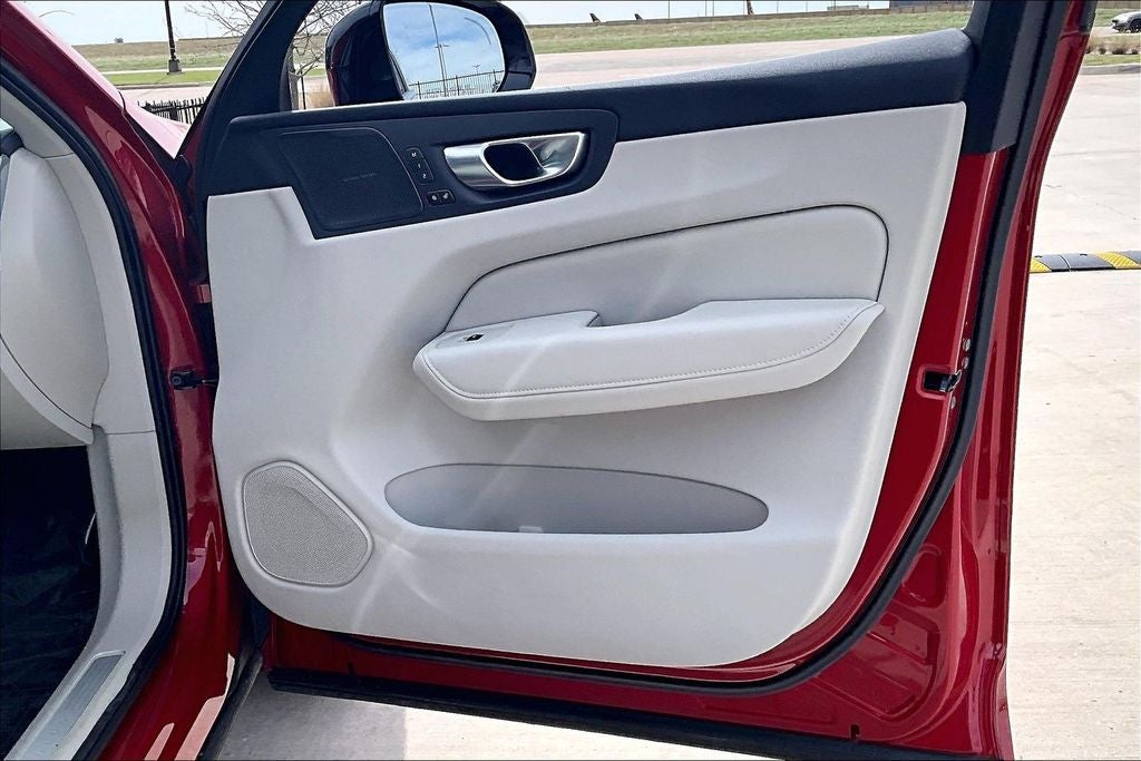 2024 Volvo XC60 B5 Ultimate Dark Theme