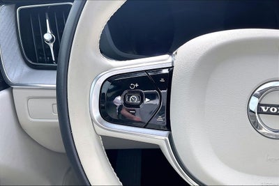 2024 Volvo XC60 B5 Ultimate Dark Theme