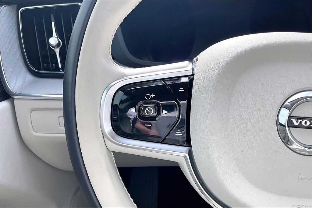 2024 Volvo XC60 B5 Ultimate Dark Theme