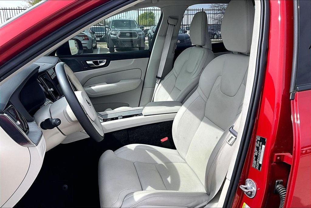 2024 Volvo XC60 B5 Ultimate Dark Theme