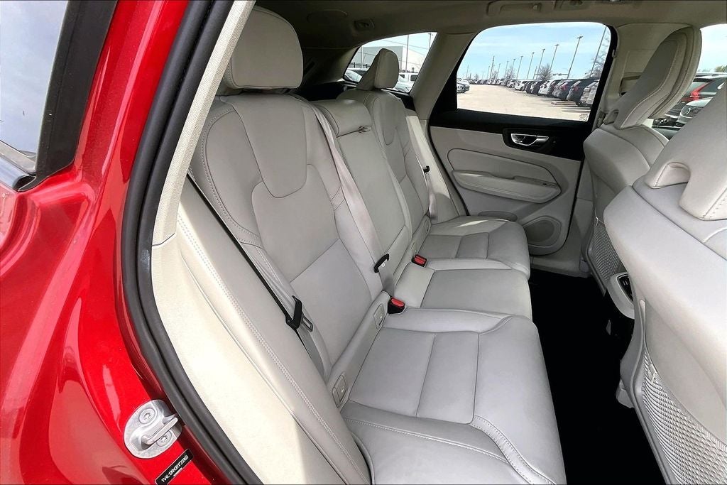 2024 Volvo XC60 B5 Ultimate Dark Theme