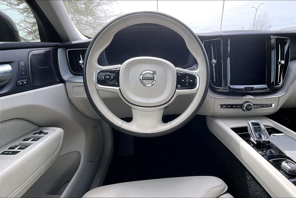 2024 Volvo XC60 B5 Ultimate Dark Theme