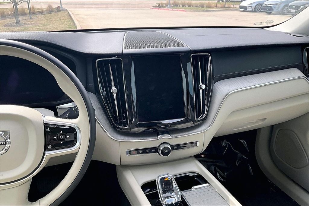 2024 Volvo XC60 B5 Ultimate Dark Theme