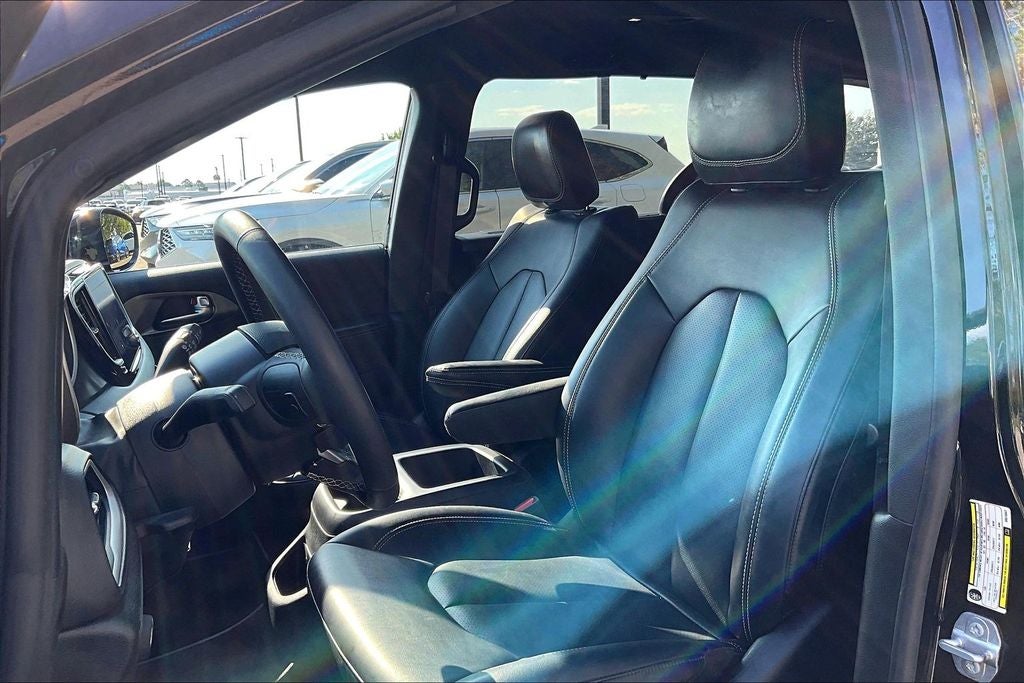 2025 Chrysler Pacifica Select