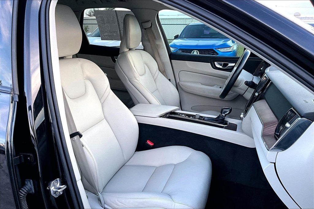 2021 Volvo XC60 T5 Momentum