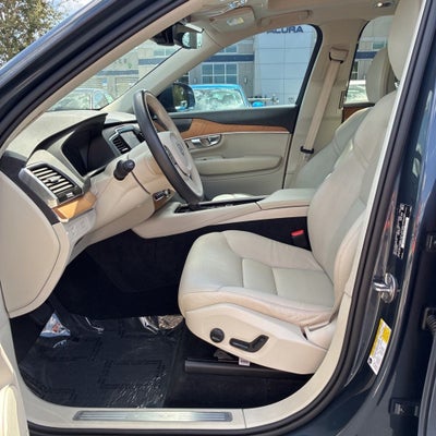 2022 Volvo XC90 T6 Momentum