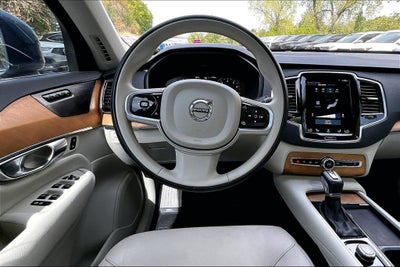 2022 Volvo XC90 T6 Momentum