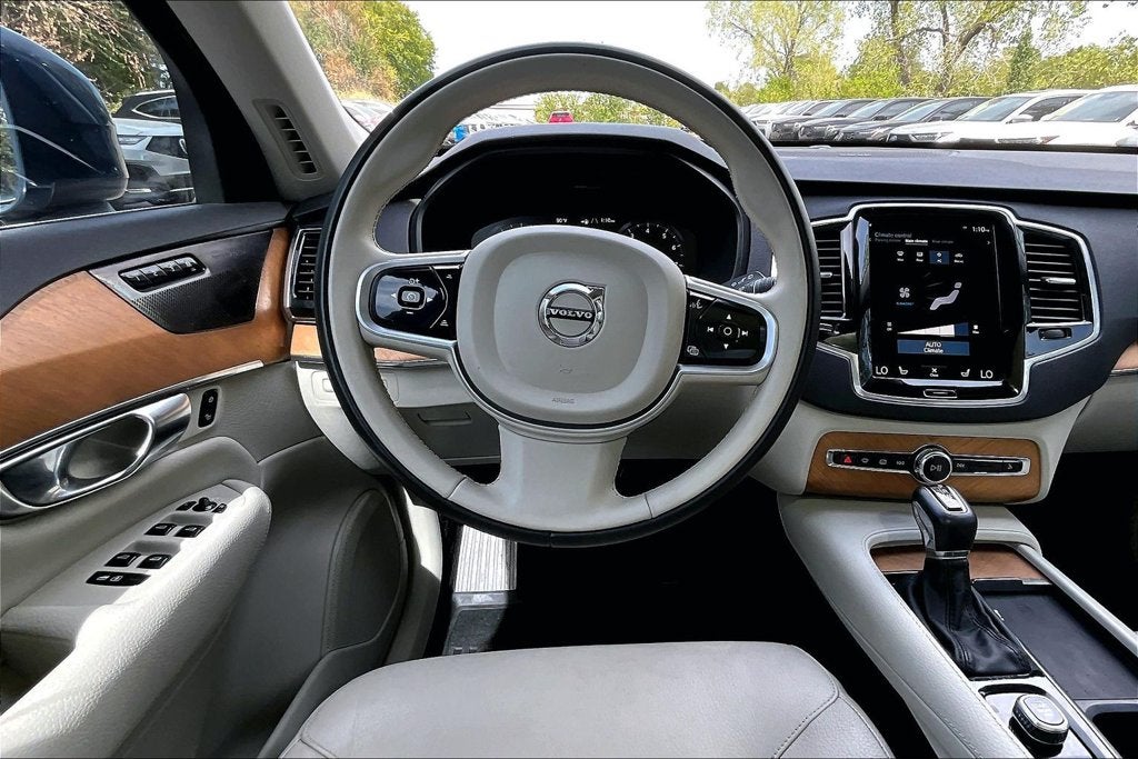 2022 Volvo XC90 T6 Momentum