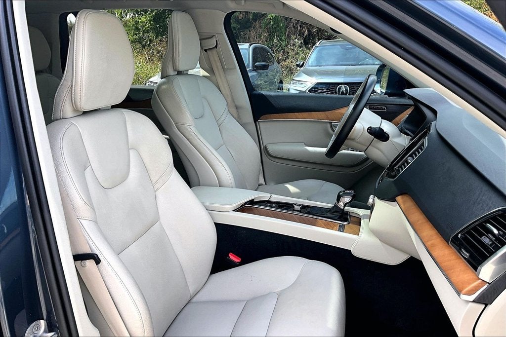 2022 Volvo XC90 T6 Momentum