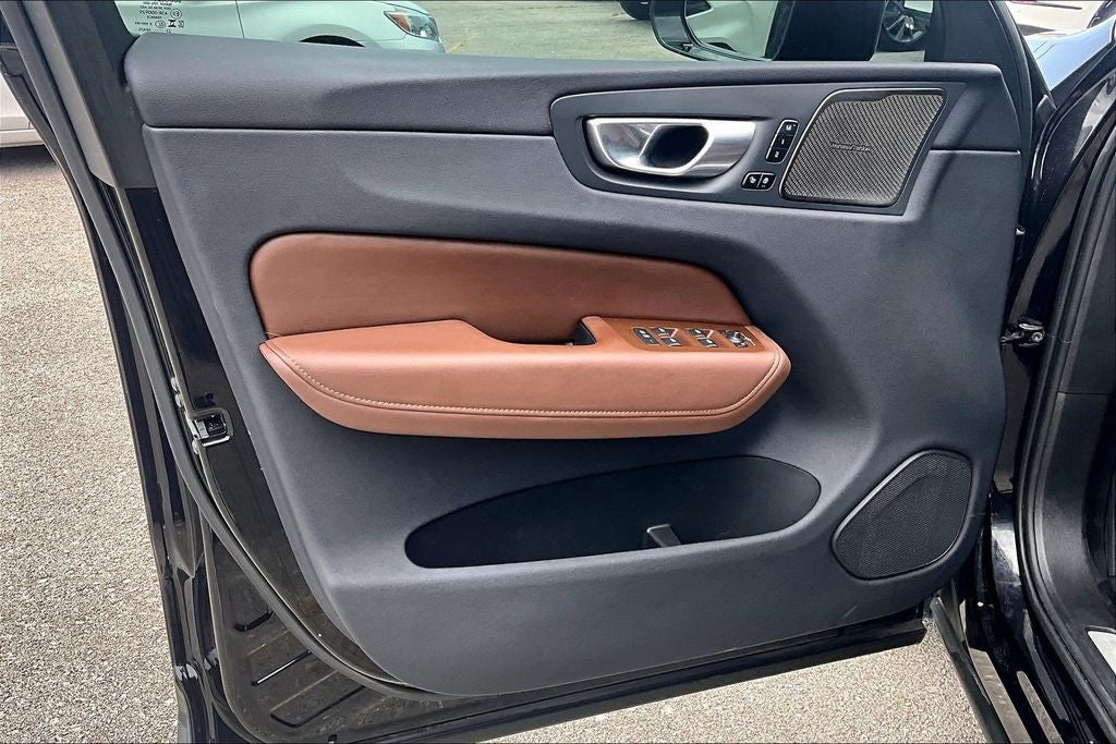 2024 Volvo XC60 Recharge Plug-In Hybrid T8 Plus Dark Theme