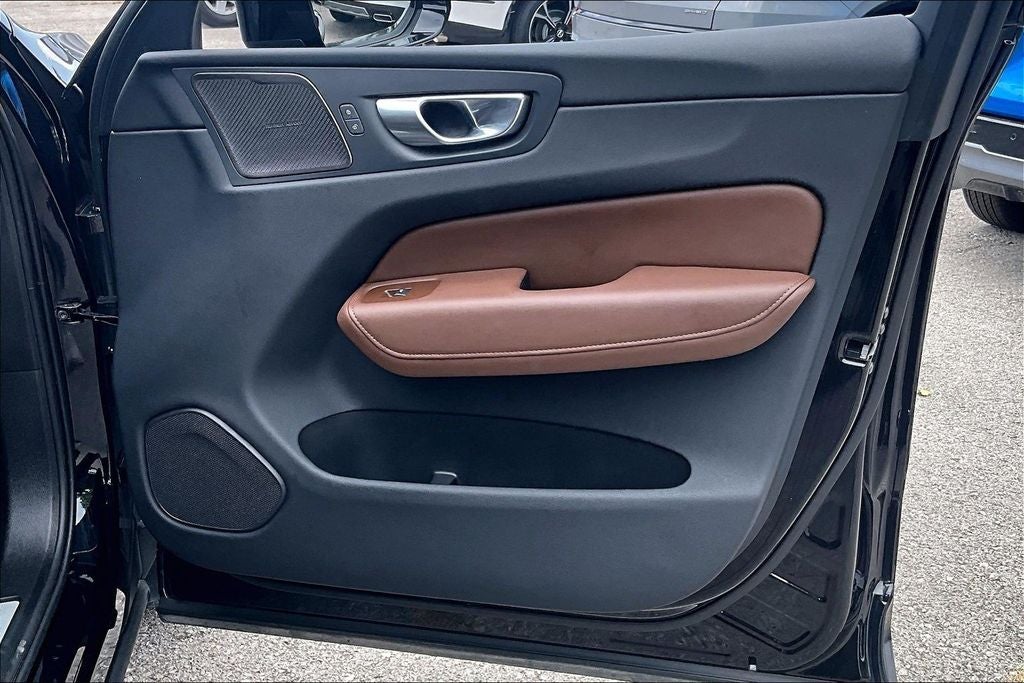 2024 Volvo XC60 Recharge Plug-In Hybrid T8 Plus Dark Theme
