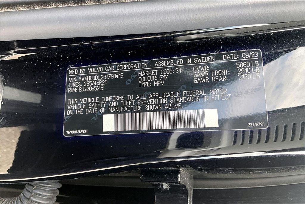 2024 Volvo XC60 Recharge Plug-In Hybrid T8 Plus Dark Theme