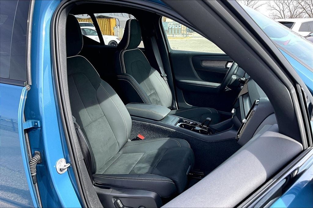 2025 Volvo XC40 B5 Plus Dark Theme