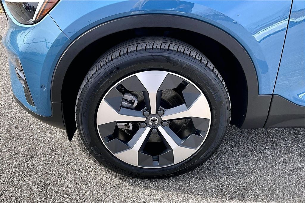 2025 Volvo XC40 B5 Plus Dark Theme