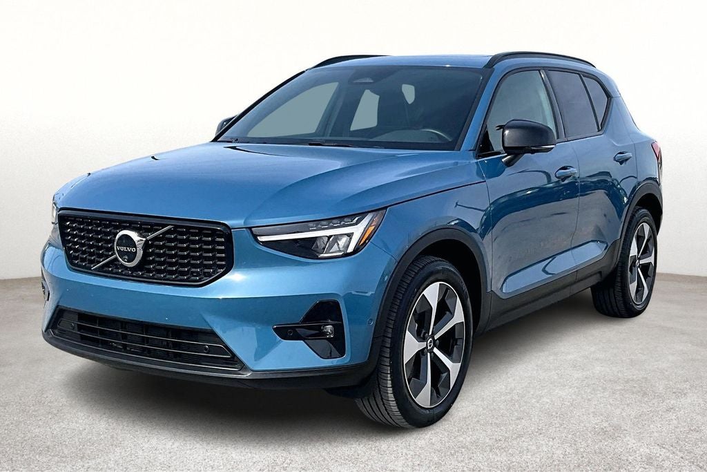 2025 Volvo XC40 B5 Plus Dark Theme