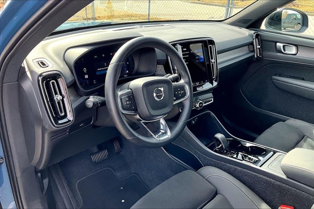 2025 Volvo XC40 B5 Plus Dark Theme