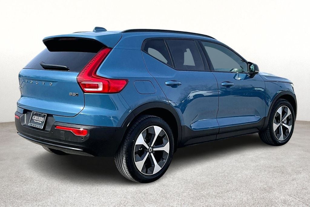 2025 Volvo XC40 B5 Plus Dark Theme