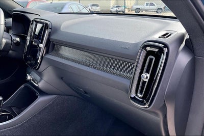 2025 Volvo XC40 B5 Plus Dark Theme