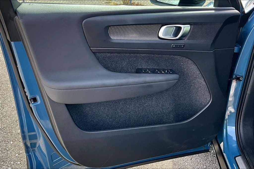 2025 Volvo XC40 B5 Plus Dark Theme