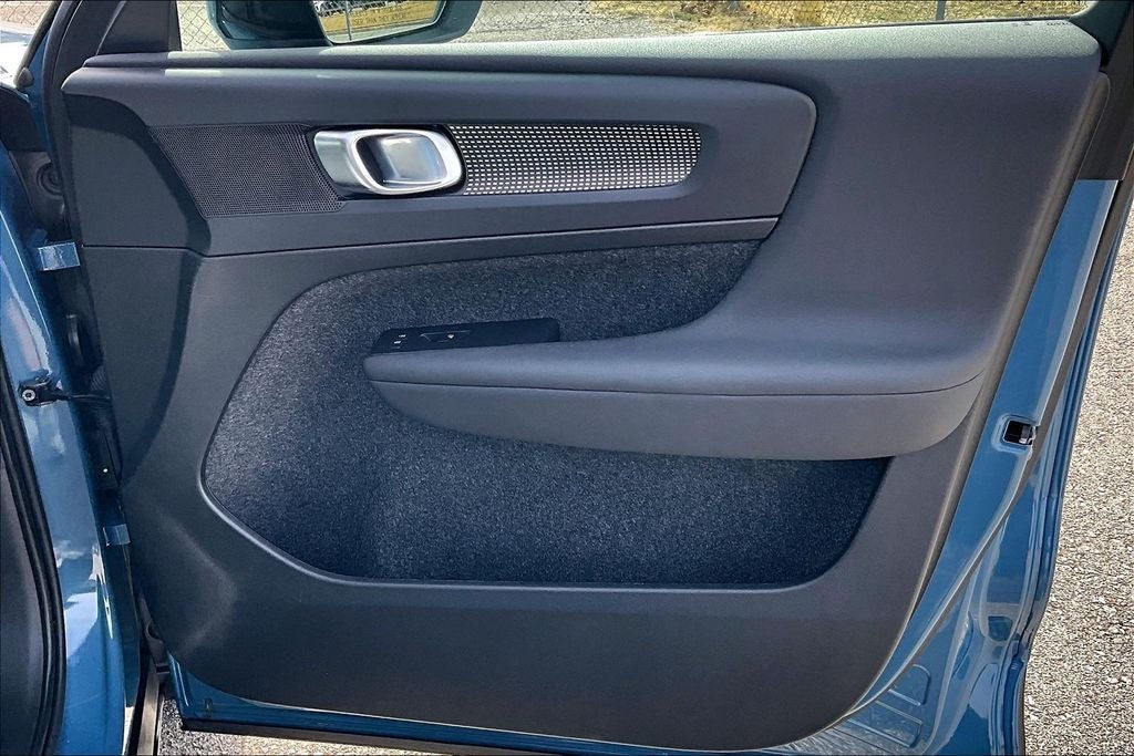 2025 Volvo XC40 B5 Plus Dark Theme