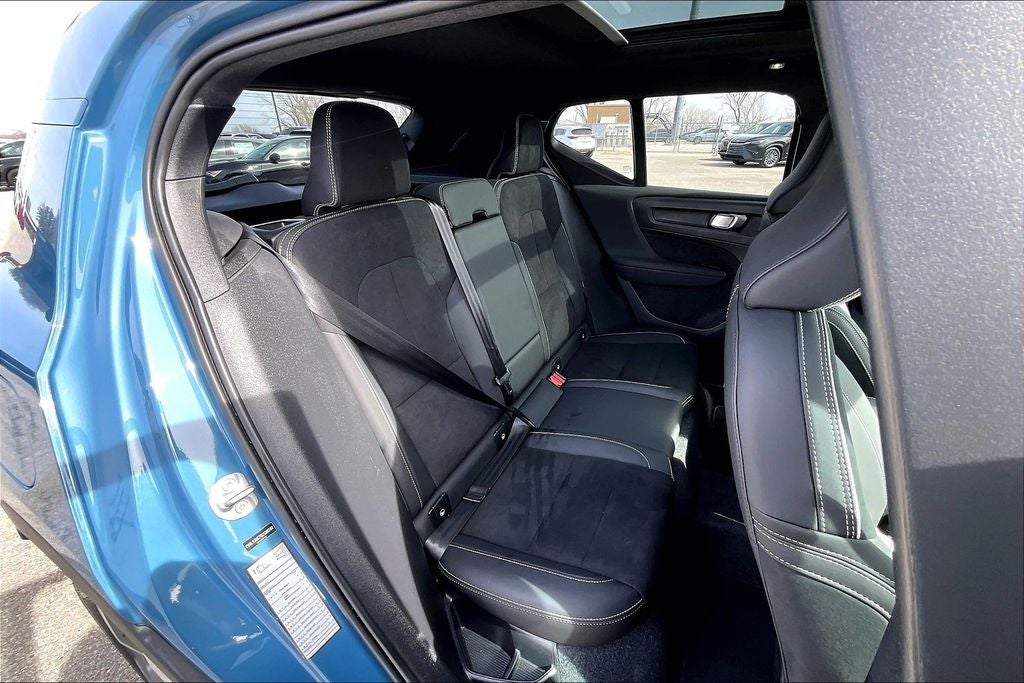 2025 Volvo XC40 B5 Plus Dark Theme