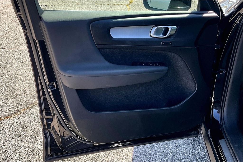 2025 Volvo XC40 B5 Core