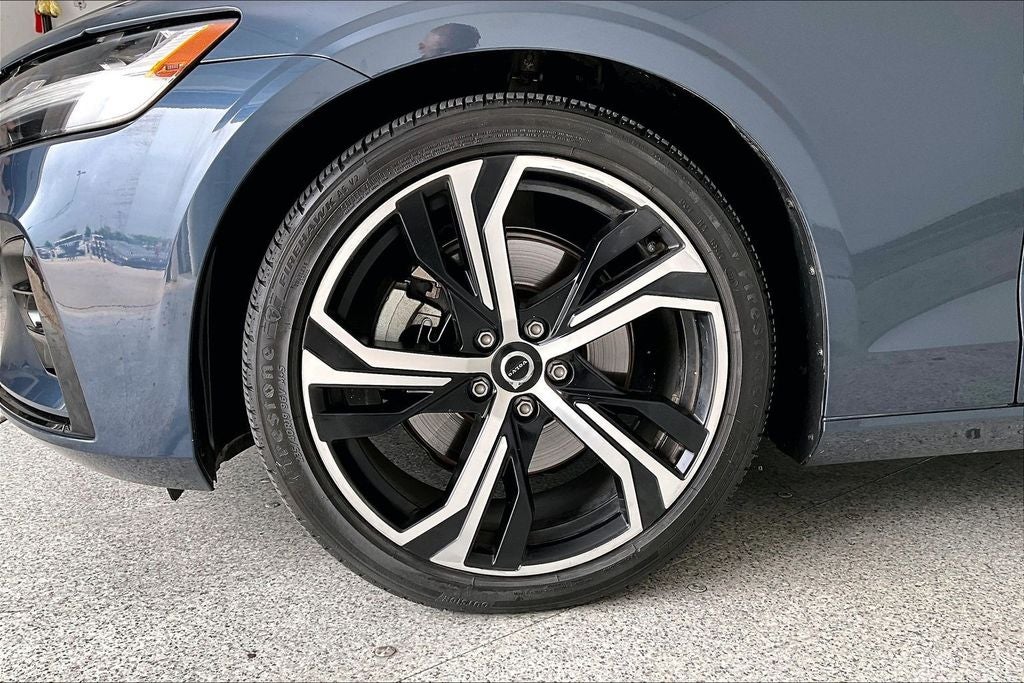 2024 Volvo S60 B5 Core Dark Theme