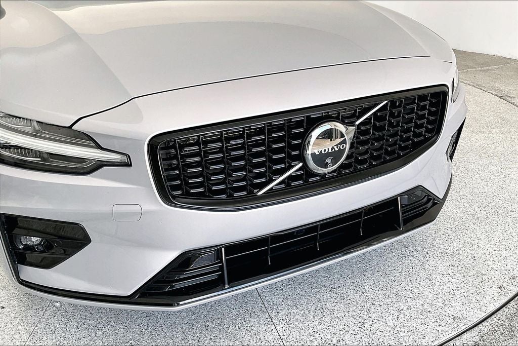 2024 Volvo S60 B5 Plus Dark Theme
