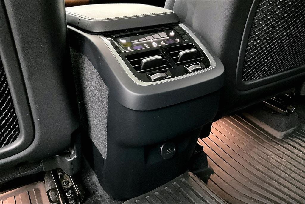 2024 Volvo XC90 B6 Plus Bright Theme