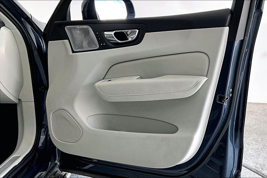 2023 Volvo XC60 B6 Ultimate Bright Theme