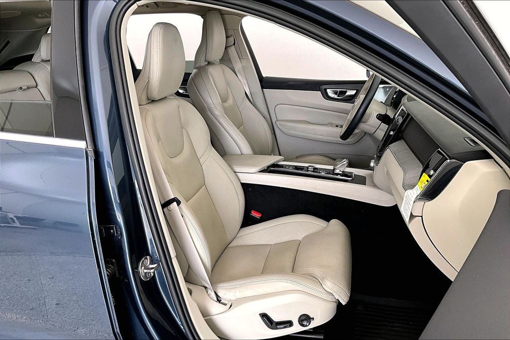 2023 Volvo XC60 B6 Ultimate Bright Theme