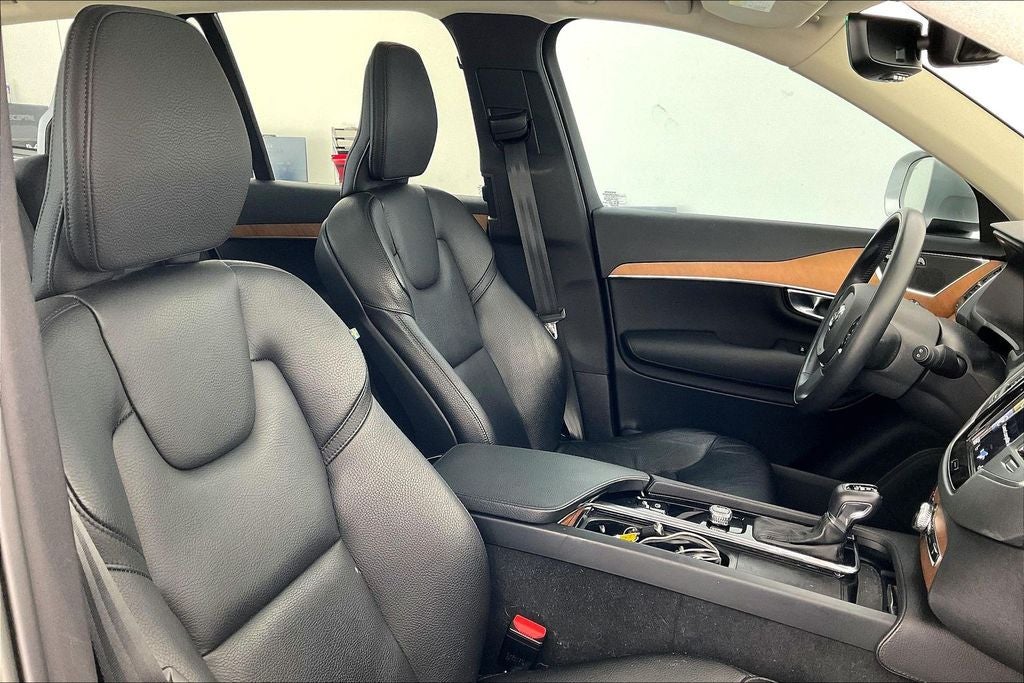 2022 Volvo XC90 T5 Momentum