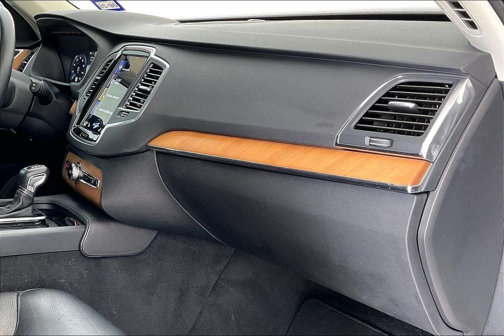 2022 Volvo XC90 T5 Momentum