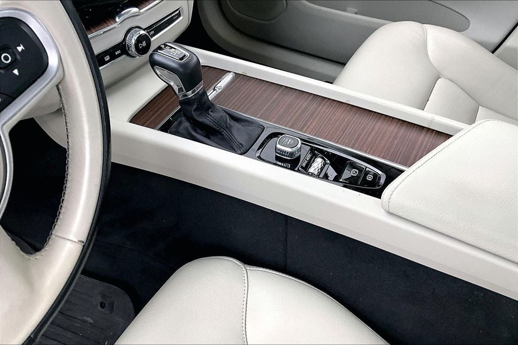 2021 Volvo XC60 T5 Momentum