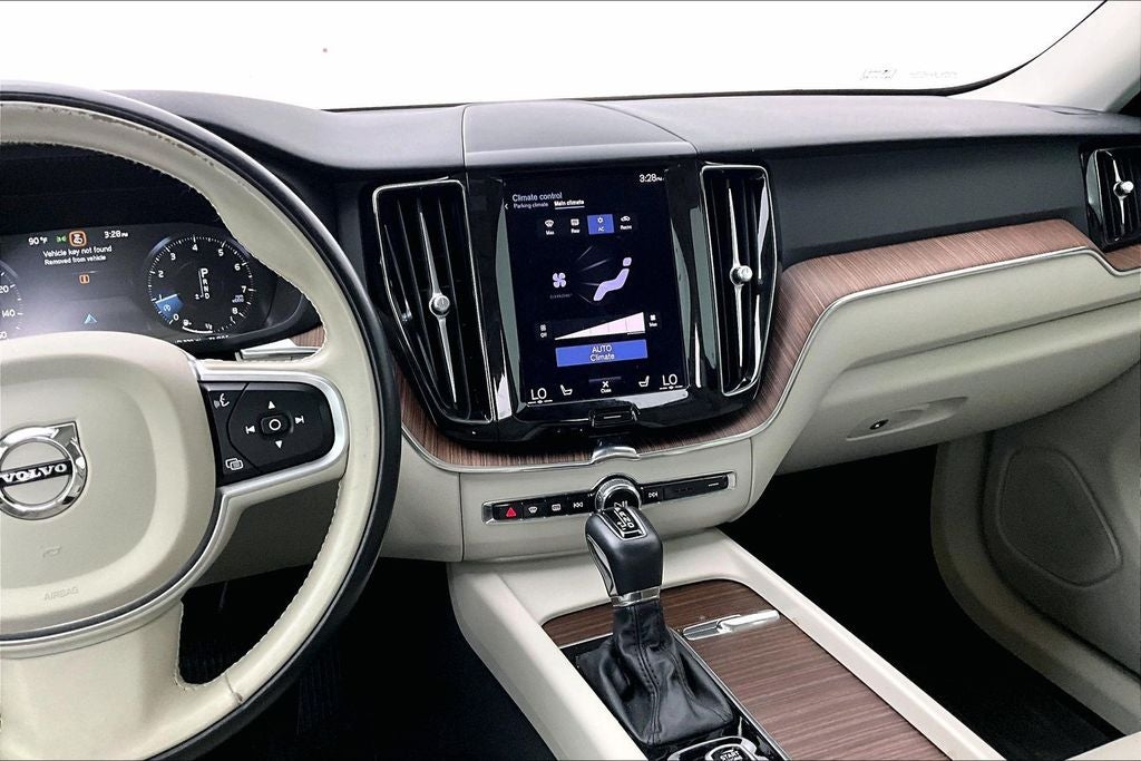 2021 Volvo XC60 T5 Momentum