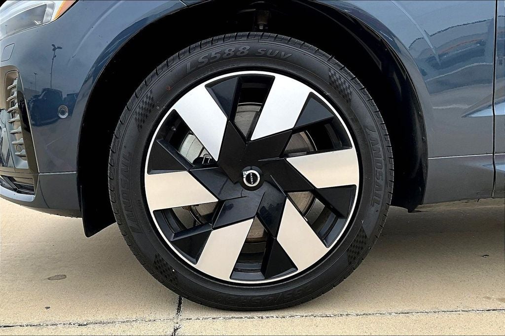 2024 Volvo XC60 Recharge Plug-In Hybrid T8 Plus Dark Theme