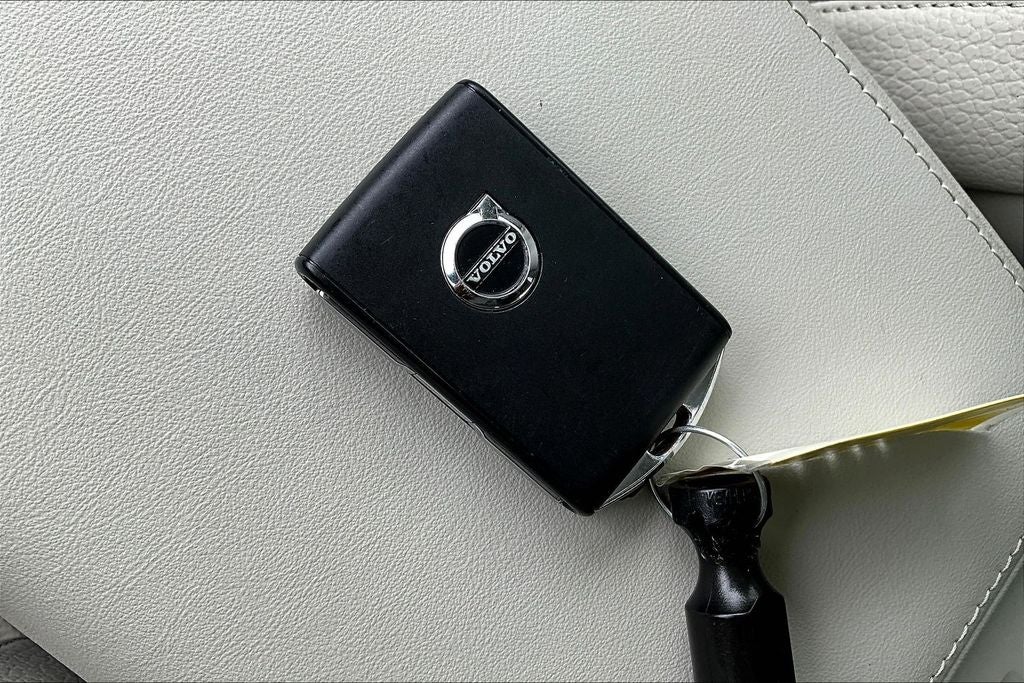 2024 Volvo XC60 Recharge Plug-In Hybrid T8 Plus Dark Theme