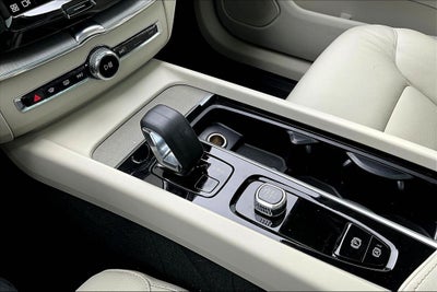 2024 Volvo XC60 Recharge Plug-In Hybrid T8 Plus Dark Theme